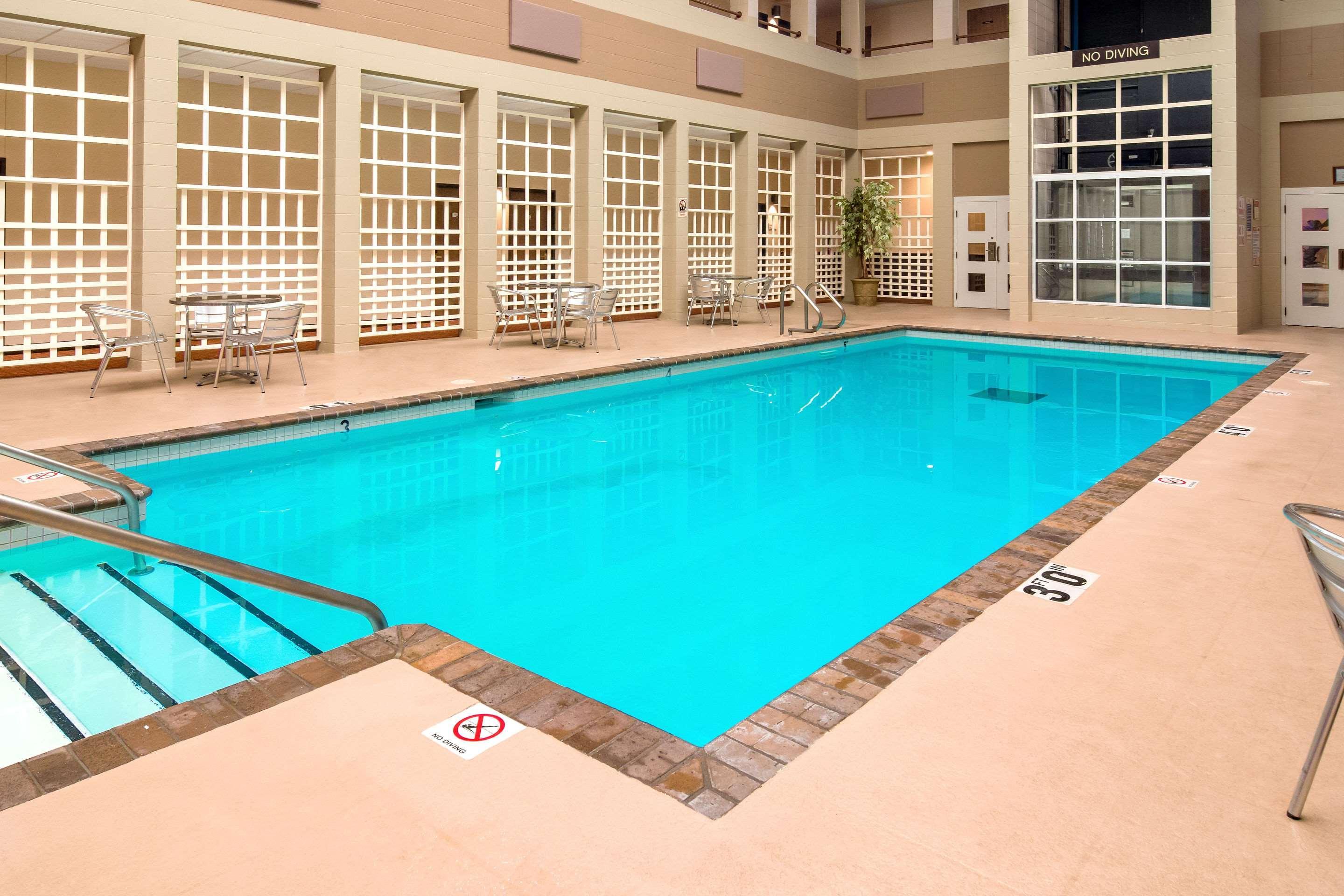 Quality Inn & Suites Virginia Buitenkant foto